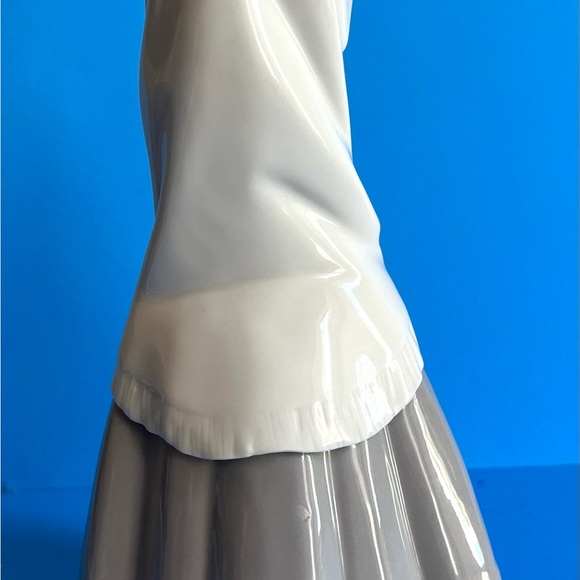 Vintage Nao by Ladro Peasant Girl Wearing A Shawl Holding A Bundle from Spain - Picture 4 of 9